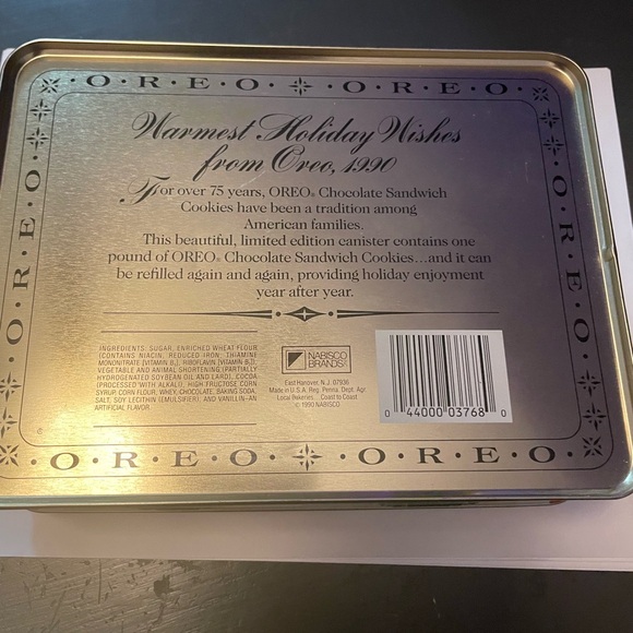 Oreo Decorative Tin with Festive Wreath Design - Picture 3 of 4